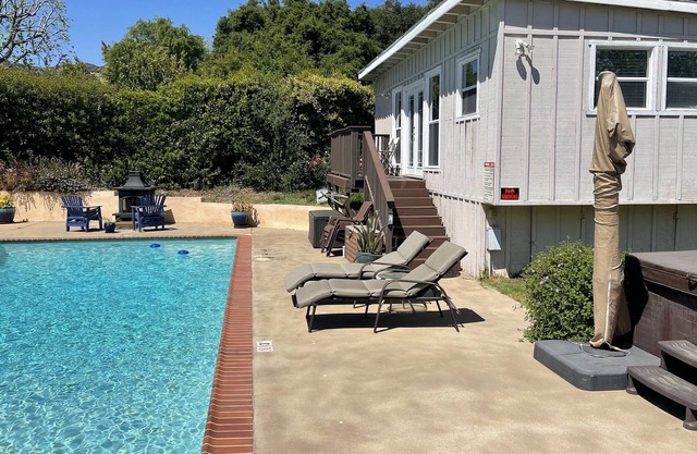 Quiet, Non smoking Studio unit with perks near the Rose Bowl, trails, and JPL.