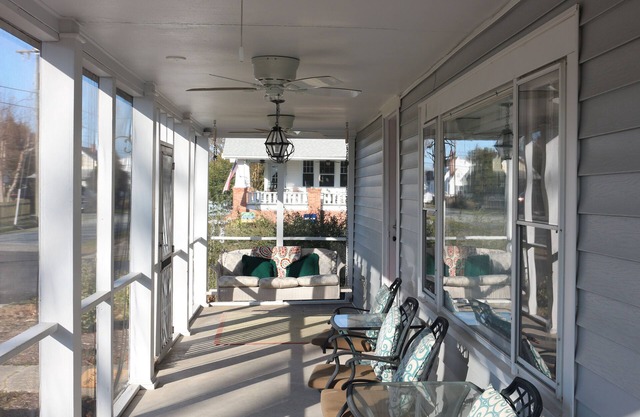 Quiet Oasis for the Whole Fam, Relax On The Porch Or 1 Minute Walk to the Beach!