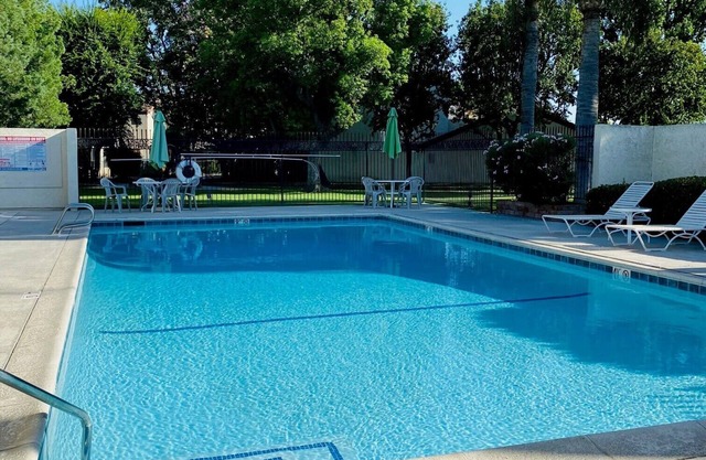 Quiet Paradise in SW Bakersfield - Extended Stay