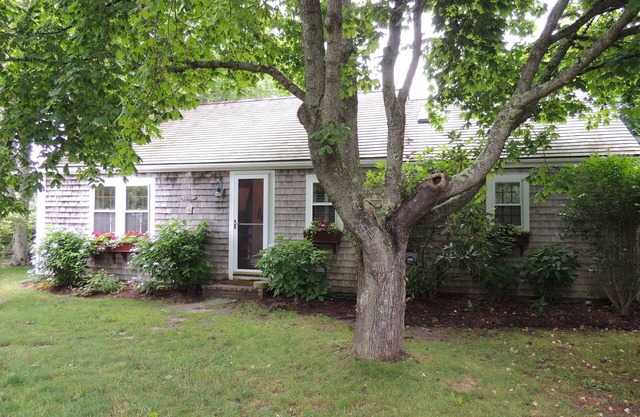 Quiet, Peaceful Cottage Close to Town.