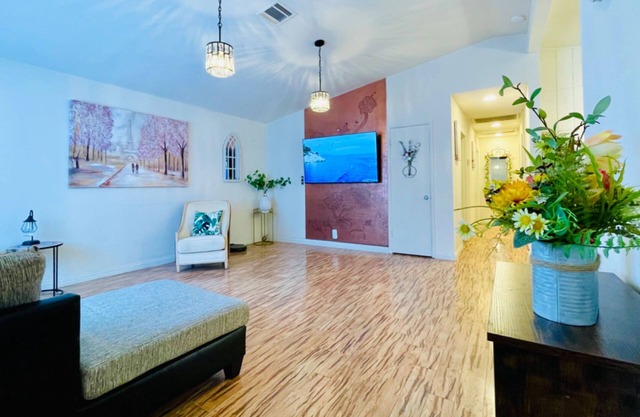 Quiet & peaceful neighborhood, convenient and close to everything, modern touch