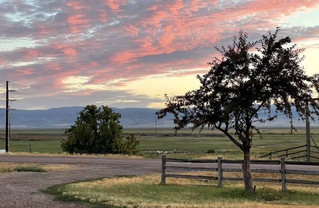 Quiet & Relaxing Farm Home/15 min from lake/Big Yard/Fun Games