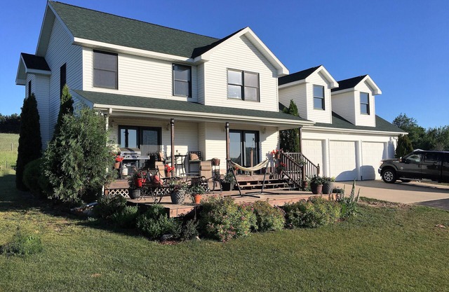 Quiet Retreat, Pet Friendly, Situated between Traverse City & Elk Rapids