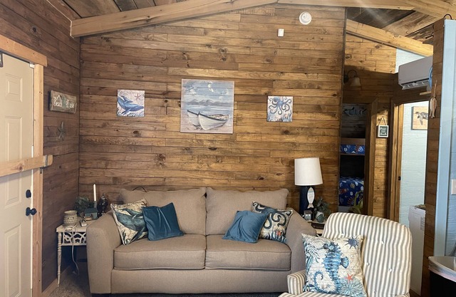Quiet Rustic Cabin at the river. Family friendly