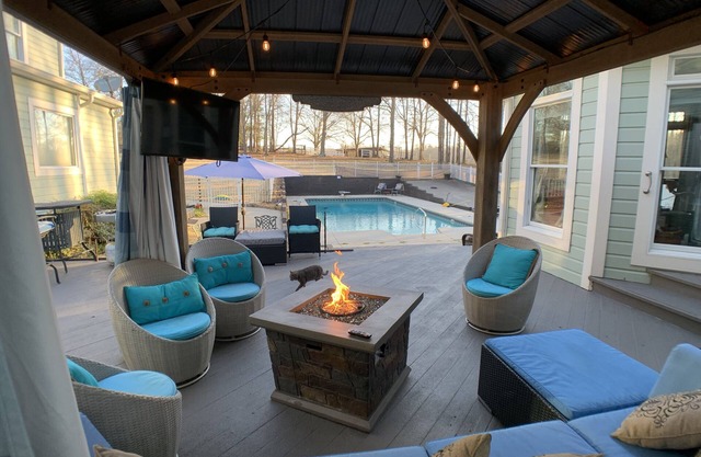 Quiet, scenic farm with private Pool! Minutes from Greer and Greenville, SC.