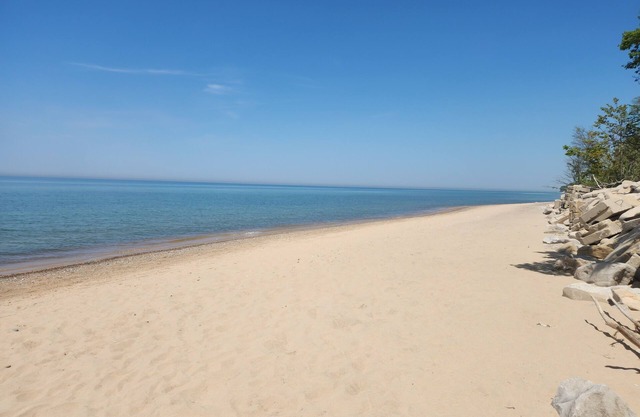 Quiet setting 15 min from Saugatuck/South Haven with easy beach access