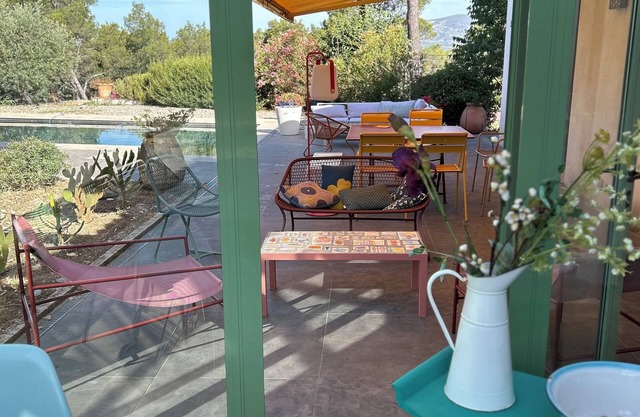 Quiet south-facing villa with private pool on wooded grounds near the calanques