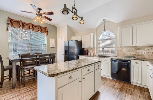 Quiet, Spacious Pool Home - 20 Mins to DFW Airport