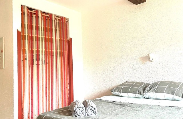 Quiet, spacious studio in the center of Céret.