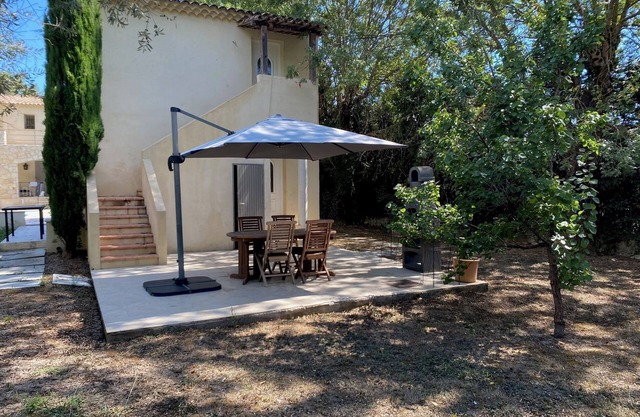 Quiet studio, greenery, swimming pool, reception facilities, 6 km from beaches.