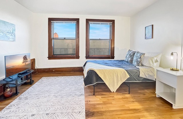 Quiet Studio on Grand Ave - Heart of Downtown