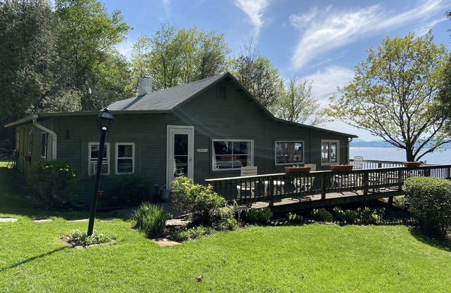 Quiet Vacation Cottage on Lake Champlain nDeck, Stairs to Beach. 4 BR/Sleeps 6