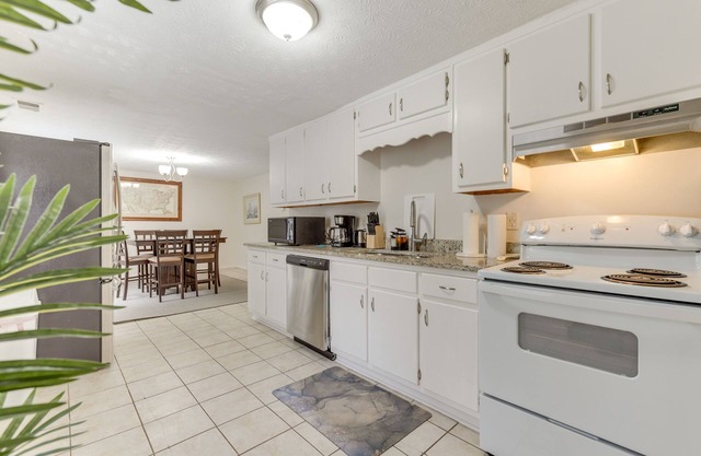 Quiet Vacation Rental in Peachtree City w/Yard!