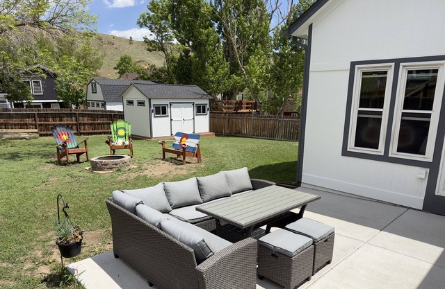 Quiet west-side home with wildlife, mountain views, close to GoG, AFA