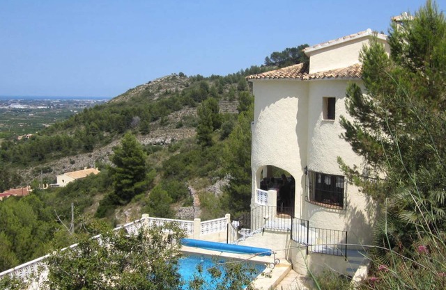 Quietly located villa with pool and great views of the green valley and Mediterranean Sea