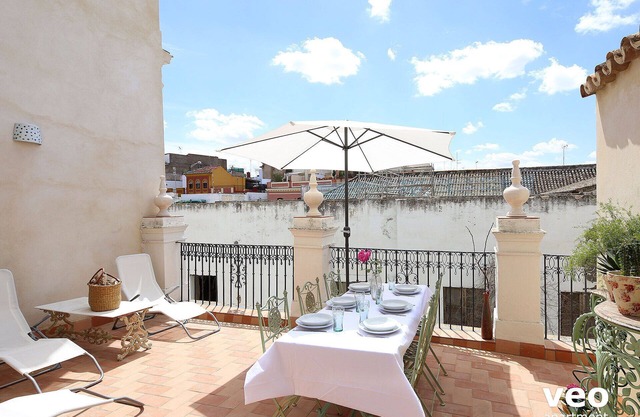 Quintana Terrace. 5 bedrooms, 3 bathrooms, terrace for up to 10.