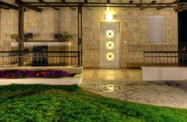 R 1260 Elegant Villas - Sunshine Sea View Villa with Outdoor Jacuzzi - Garden View