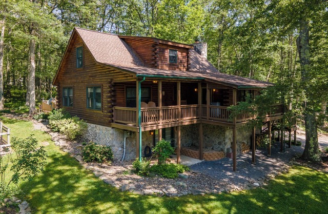 R and R Cabin: Lake Area, Hot Tub, Pool Table, Fireplace!