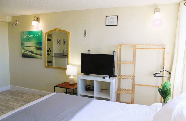 Radiant Hawaiian Monarch Studio | Pool + Gym