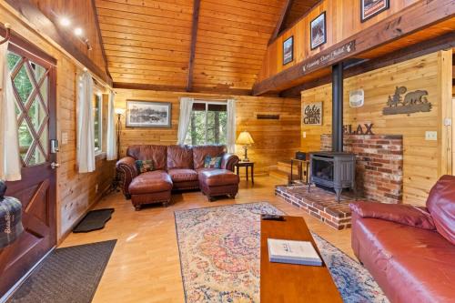 Rainier Vintage Retreat With Hot Tub-Fireplace-WiFi