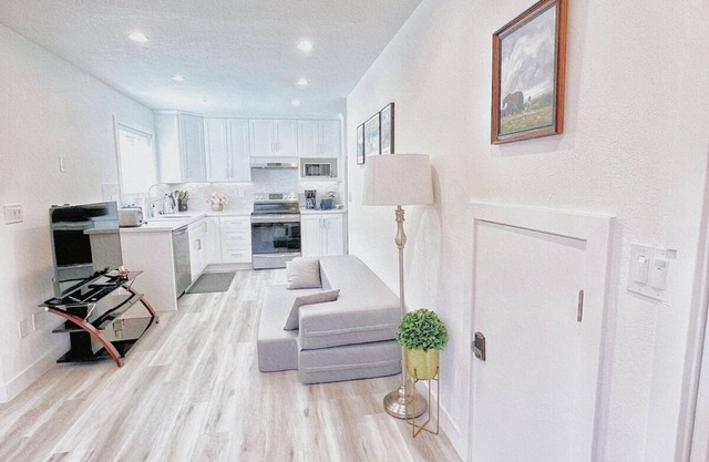 RainierADU · Spacious CRTL San Jose 1B w/crib free street prkg