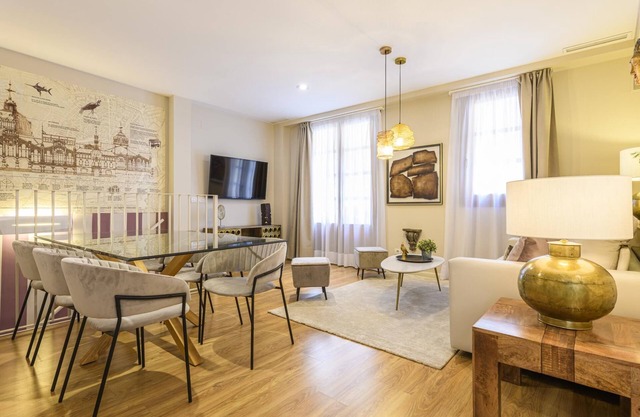 Ramilletes Street - 3 Bedrooms, 5-7 Pax, Central Market, old town