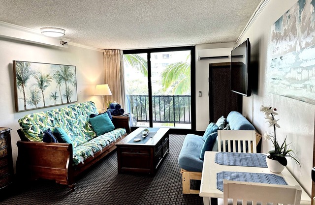 Rare 1 Bedroom Condo in at the Heart of Waikiki 2 blocks from the beach