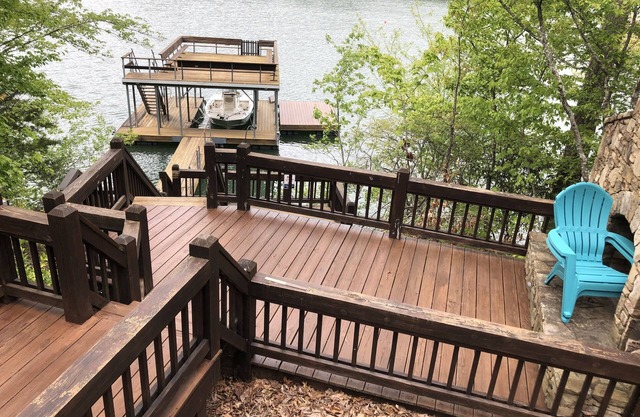 Rare Gem on YEAR ROUND DEEP Water of Lake Blue Ridge!
