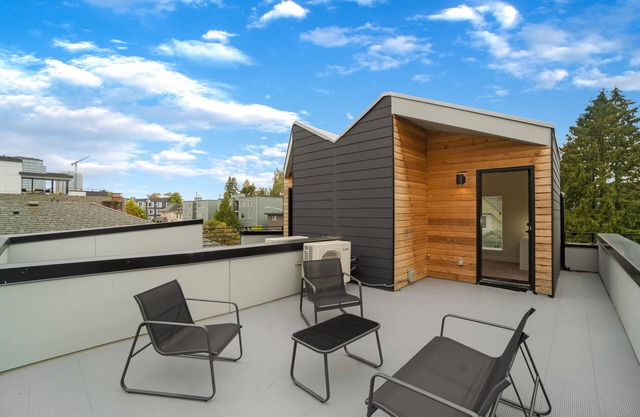 Ravenna City Charm: Rooftop + Close to UW