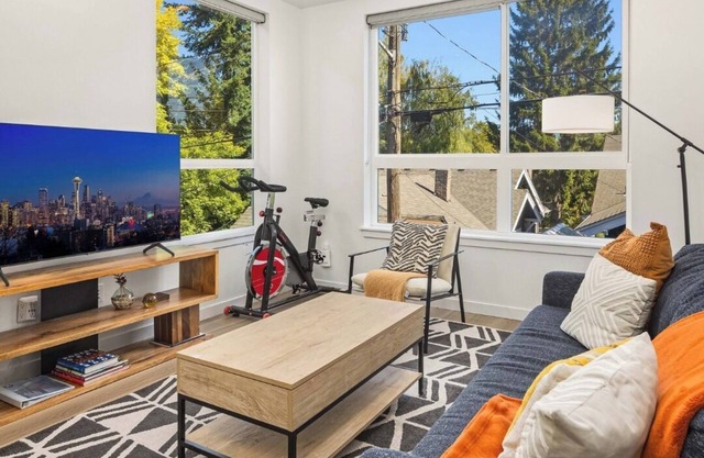Ravenna Townhome near UVillage, UW, Lumen Field; Roof Top Deck city views