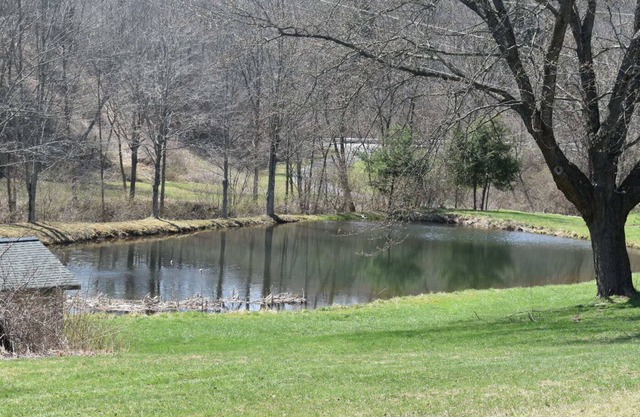 Raystown Farmhouse: Boat, Fish & Relax!