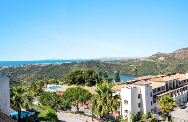 RDR495 – Serene Apartment near Marbella with Lake Views