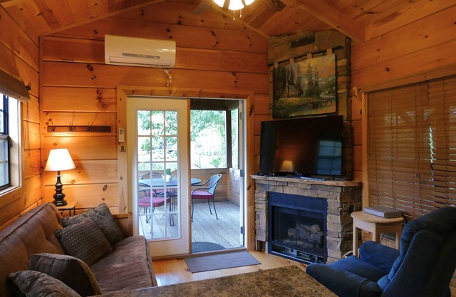 Real Logs-1BR, sleeping loft & futon-sleeps 6. Riverside w/Hot Tub