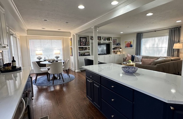Rebel Hideaway/Steps from Square/2 bed/2.5 bath