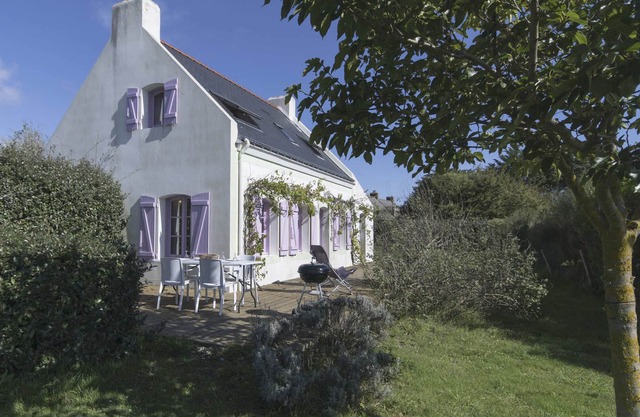 Recent house 200m from wild coast, garden, pets allowed