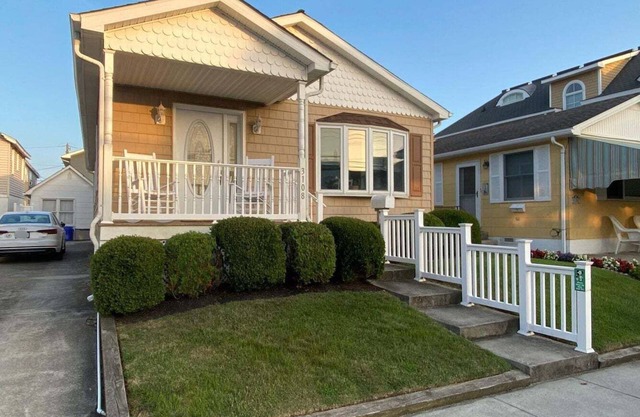 Recently Remodeled Cottage 2 Blocks to Beach!