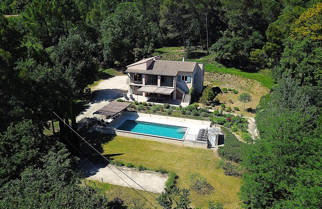 Recently renovated, private swimming pool. 6800 m2 of surrounding property