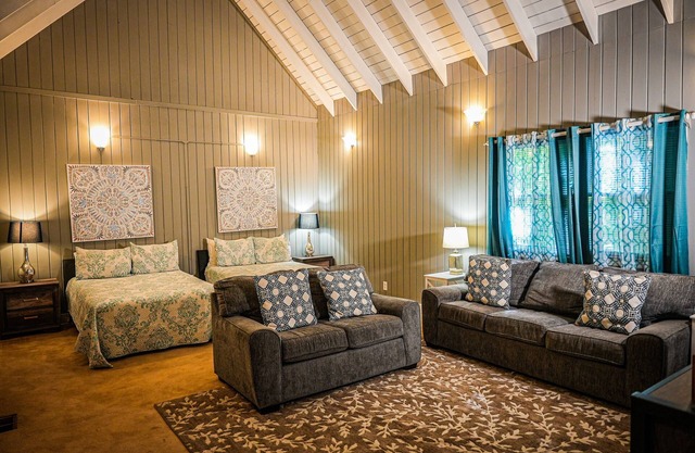 Recently renovated chalet within walking distance to the salt water pool