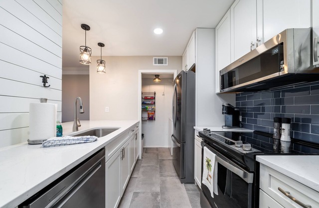 Recently Updated! Gorgeous Sunsets on Pelican Beach! Walk to Pools! Amenity Cards! 2 Dogs - 30# max