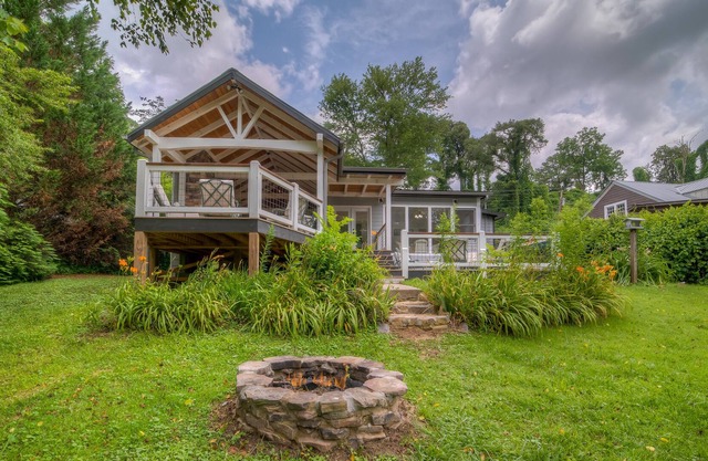 Recently updated home on Toccoa River close to downtown w/Central A/C & WiFi