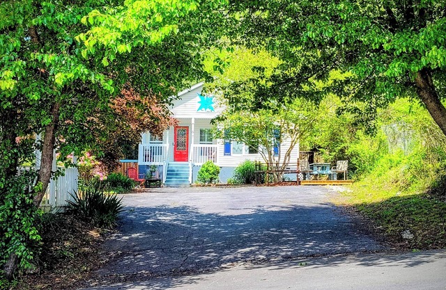 Rector Street Retreat. Downtown Bryson City Cottage