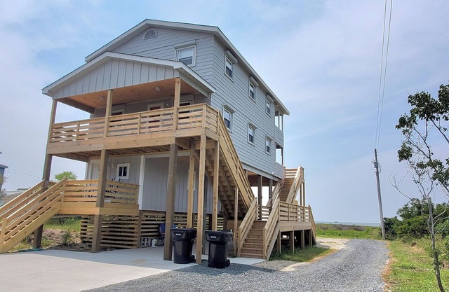RED BEARD’S SLOOPnCharming 4-bedroom house overlooking the Pamlico Sound.
