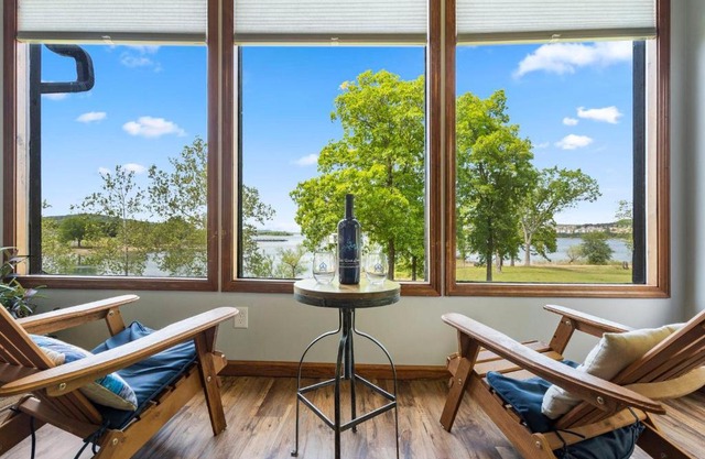 Red Bud Cove Lakefront Farm House on Table Rock Lake