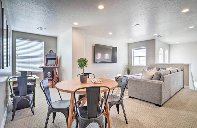 Red Cliff Views & Community Perks: Utah Townhome