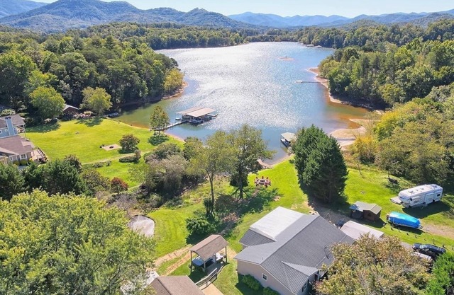 Red Door Retreat House & Cottage on Lake Chatuge- by Chatuge Home Concierge Lakefront, private dock, fire pit, hot tub