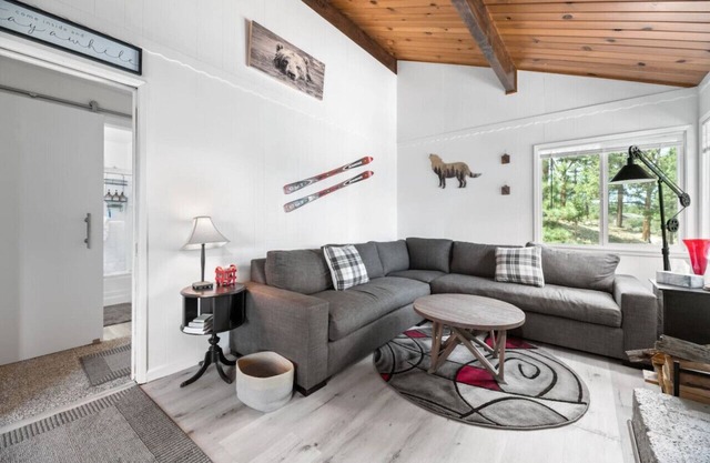 Red Door Retreat- Cute & Cozy 2 Bed 1 Bath W/AC
