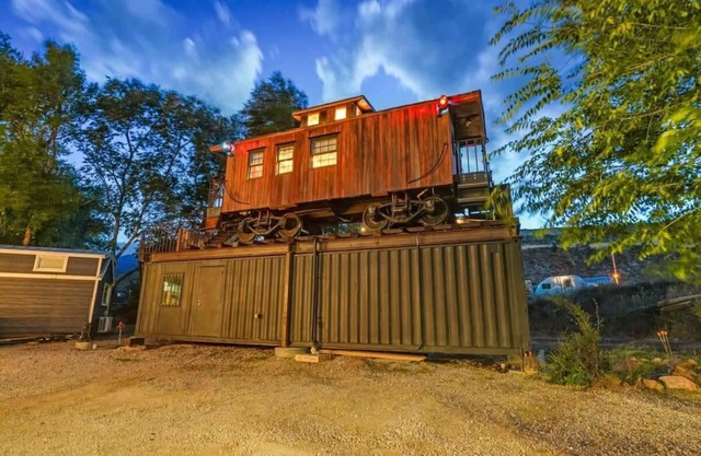 Red Rock Caboose! Scenic Views, Trails & BBQ