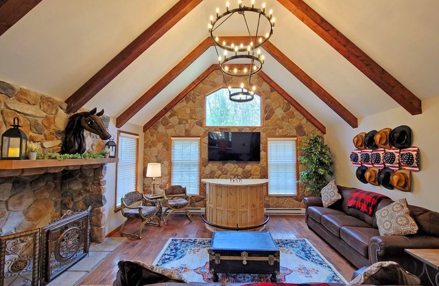 Red Rock Run - Lux 6 BR Secluded Hot Tub & Linens