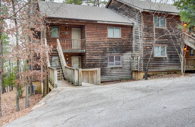 Redbird Retreat on Great Lake Ouachita Next To Pool with a Private Deck by LOVR