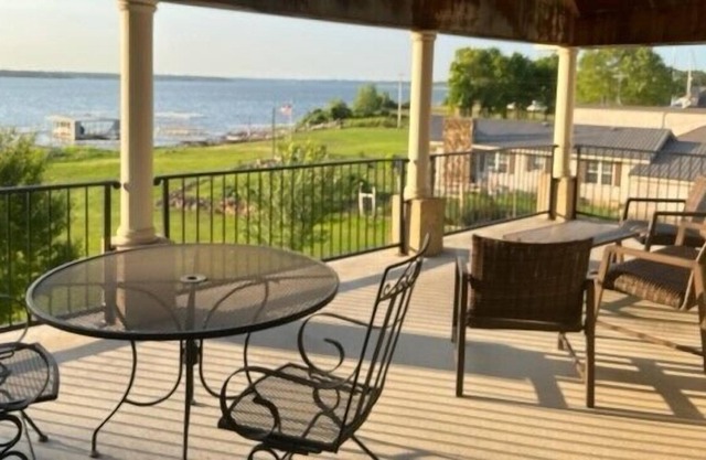 Reduced Rates! Kid friendly Lakefront Villa, tons of games!